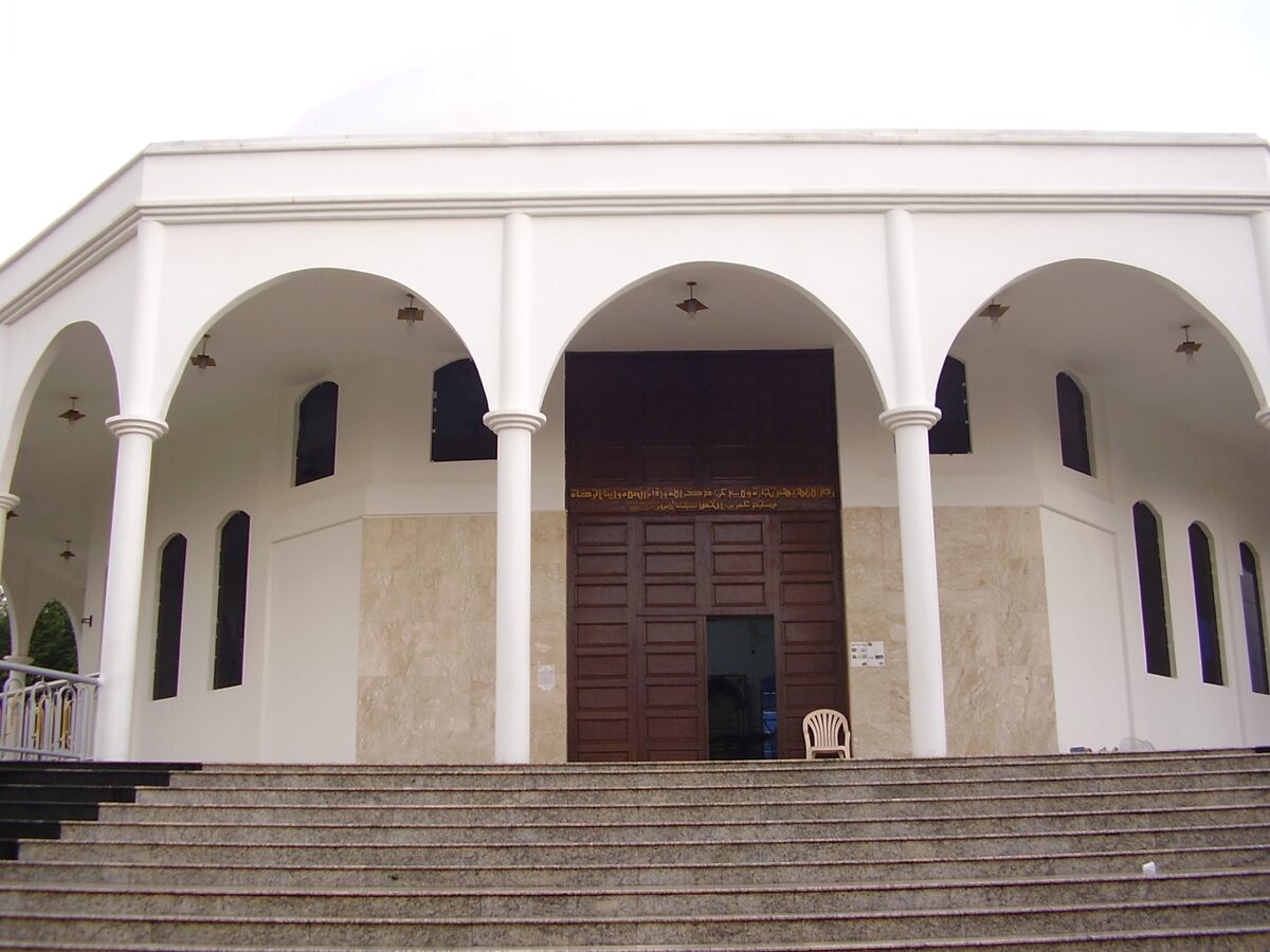 The white arched facade and steps of the Omar Ibn Al-Khattab mosque in Foz do Iguaçu