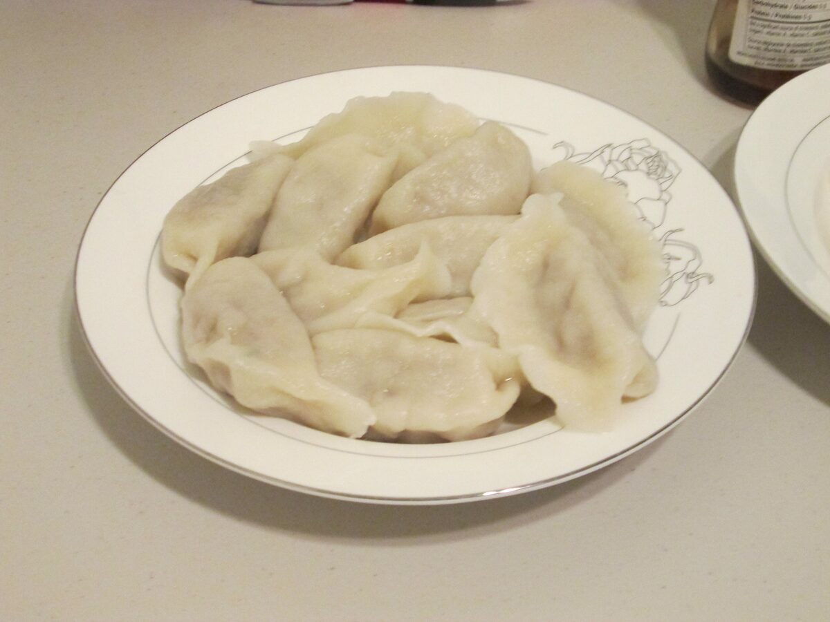 A plate of boiled jiaozi dumplings