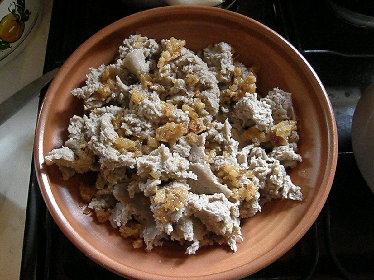 Ajdovi žganci, crumbled buckwheat porridge with cracklings, on a terracotta plate