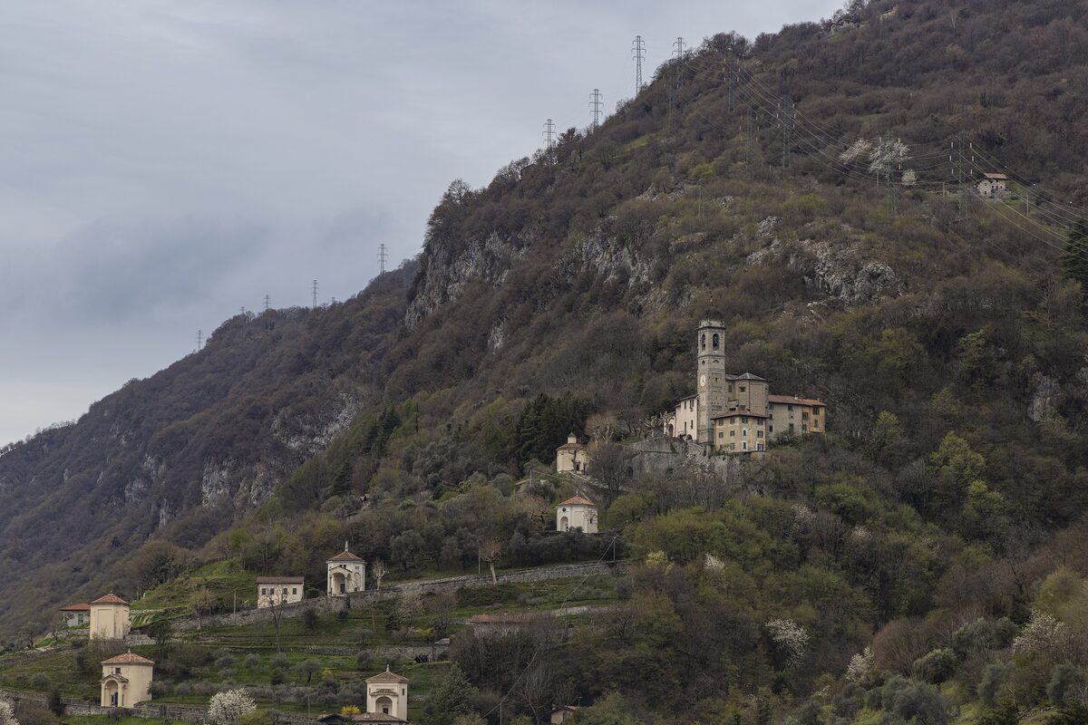 The hill above Ossuccio with its chapels and houses on the slope