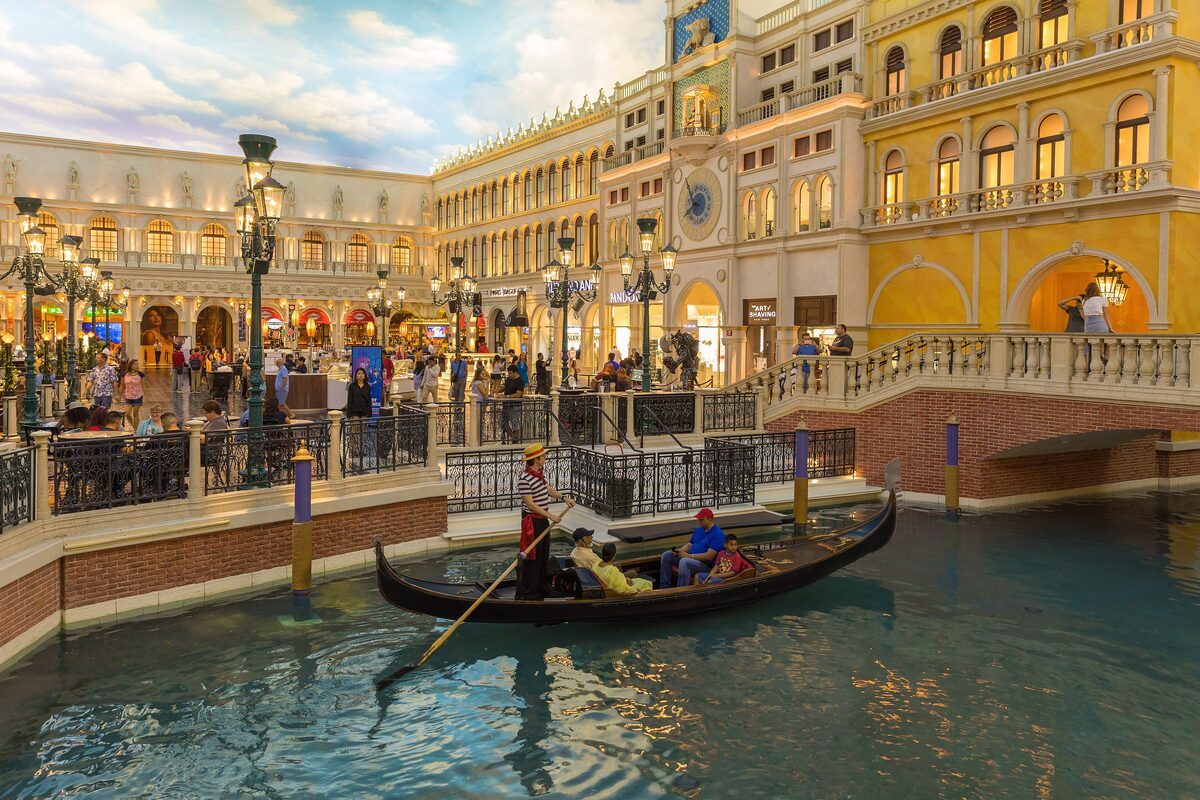 A gondola on the Grand Canal inside the Venetian, with Italianate arcades and a painted sky above
