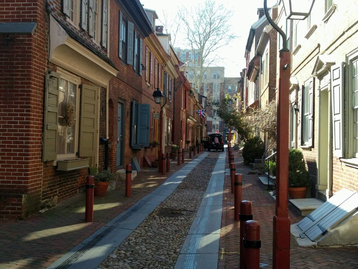 Colonial brick row houses along the narrow cobbled Elfreth's Alley
