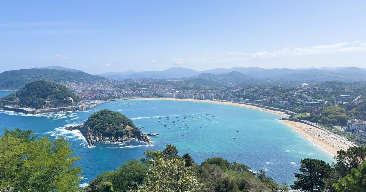 La Concha bay seen from Monte Igueldo: the curved beach, Santa Clara island in the middle and Monte Urgull on the left