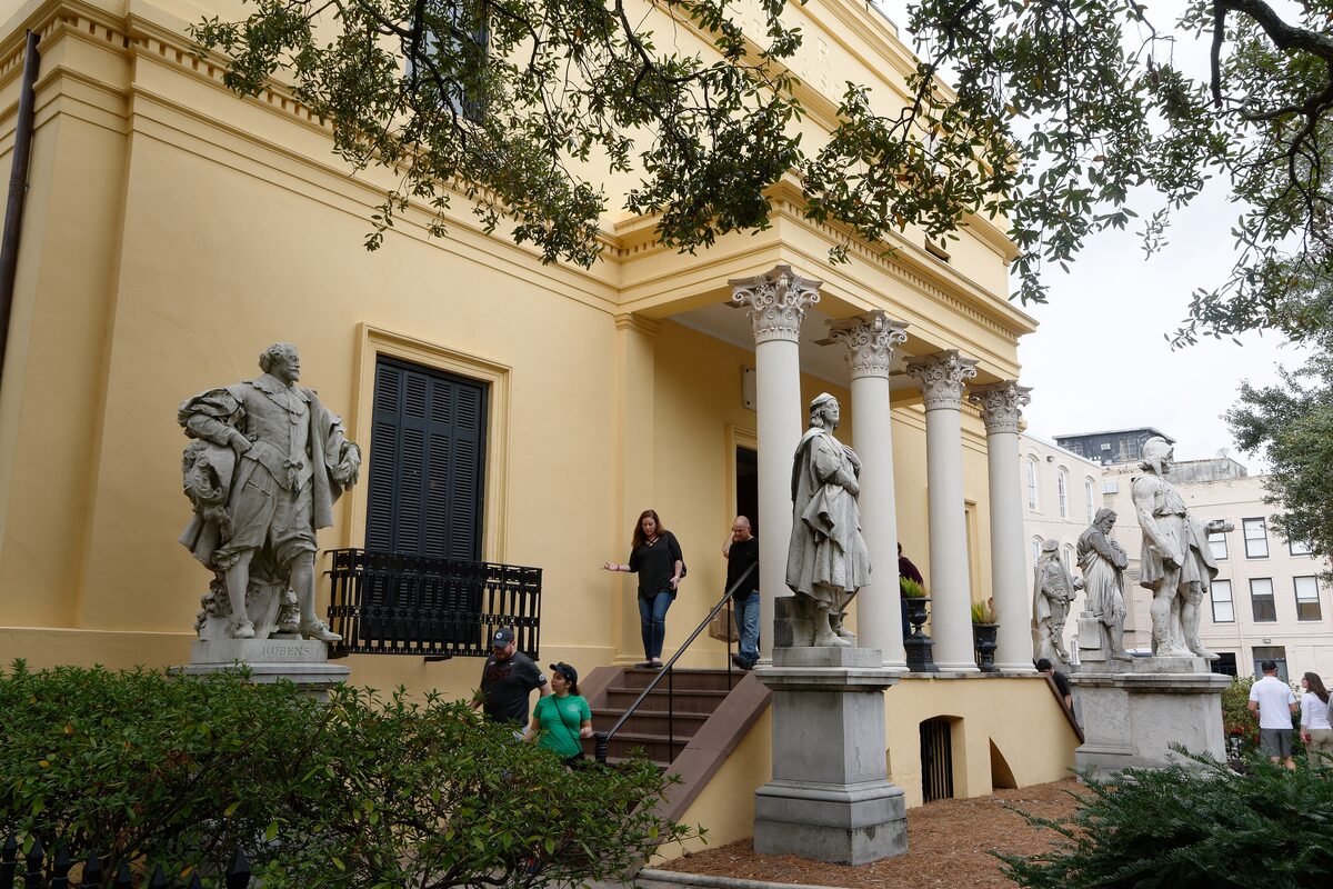 Telfair Academy's yellow portico with statues on the steps
