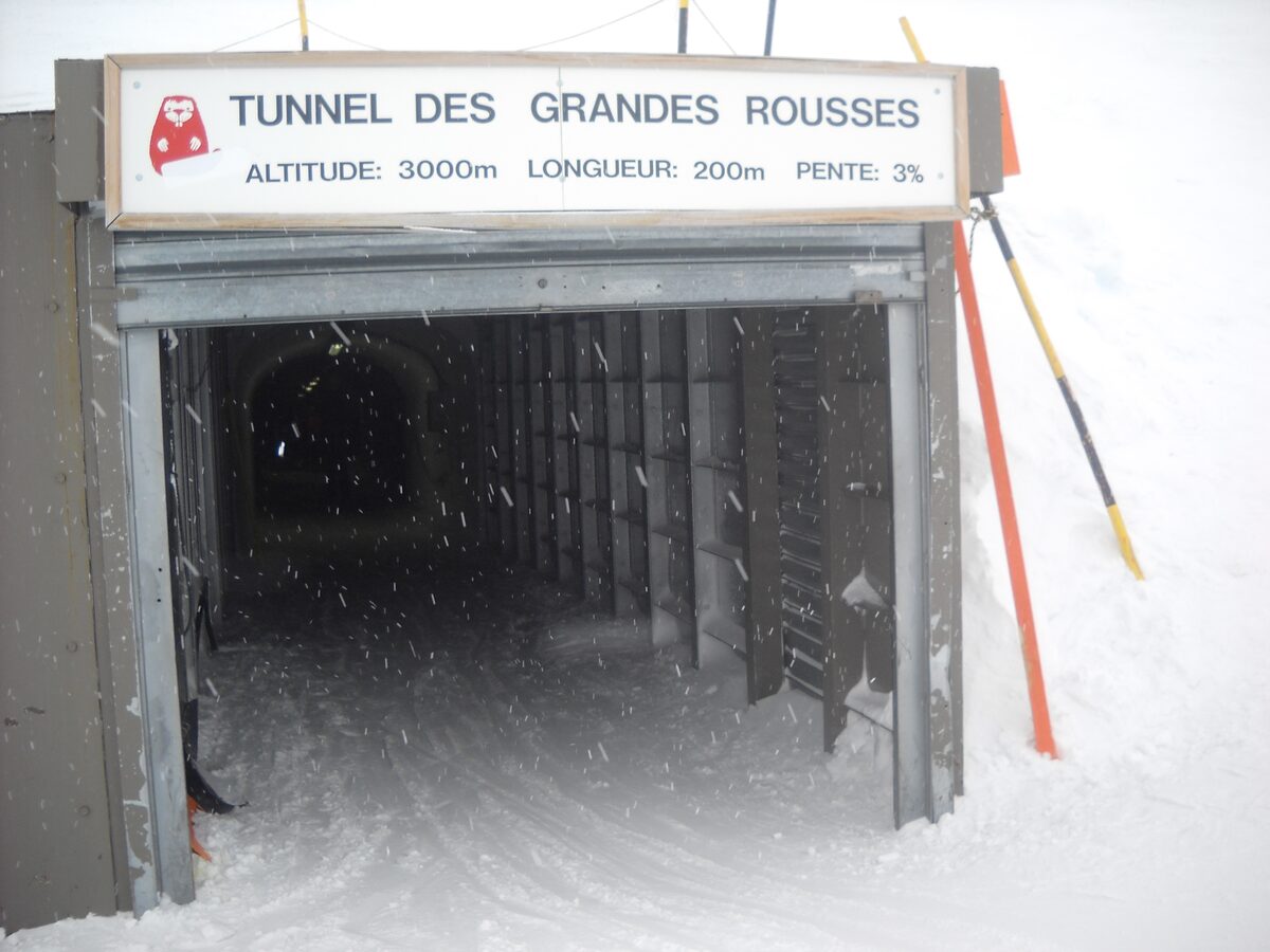 The snowy entrance of the Tunnel des Grandes Rousses, with its sign giving the altitude of 3,000 m and the length of 200 m