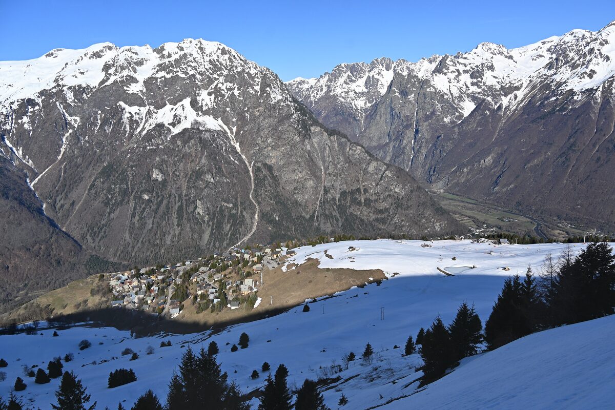 Villard-Reculas and the Villarais slopes in snow, with the village below the high mountains of the Oisans