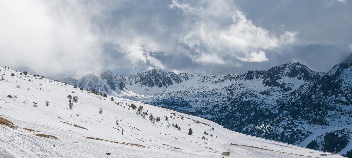 The snowy Pessons cirque under cloud, with peaks rising above the snow-covered slopes