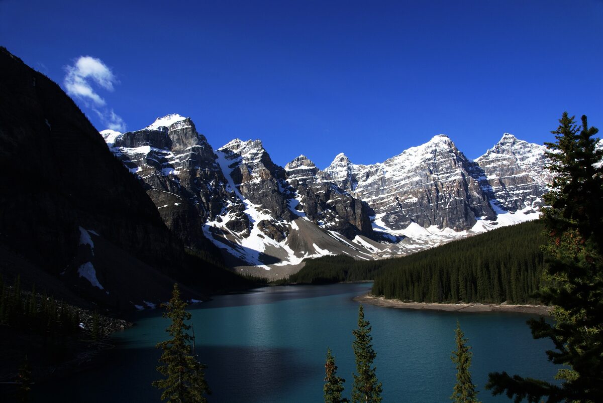 Snow-dusted Ten Peaks above deep blue Moraine Lake from the Rockpile