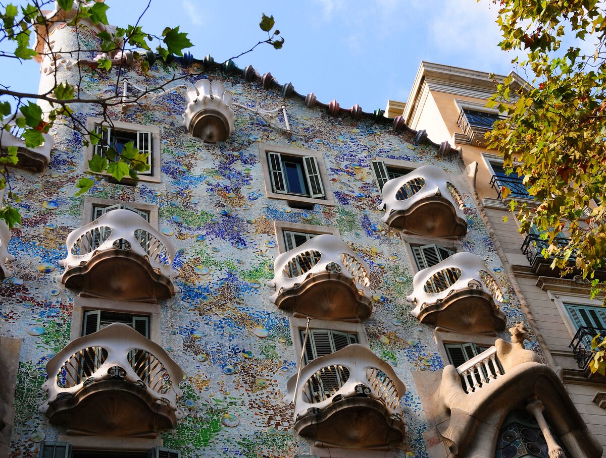 The mosaic facade of Casa Batlló with its curved stone balconies