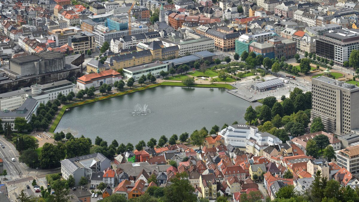 The view from Fløyen over central Bergen, with the octagonal lake Lille Lungegårdsvann surrounded by buildings and trees