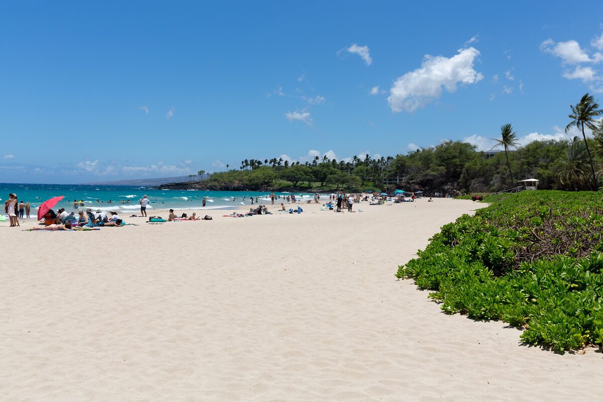 White sand, blue water and umbrellas on Hāpuna Beach