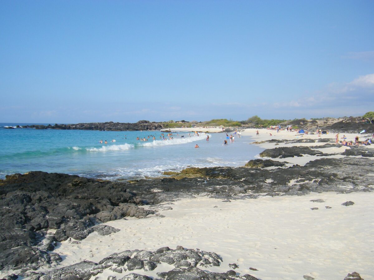 White sand, black lava rocks and turquoise surf at Kua Bay