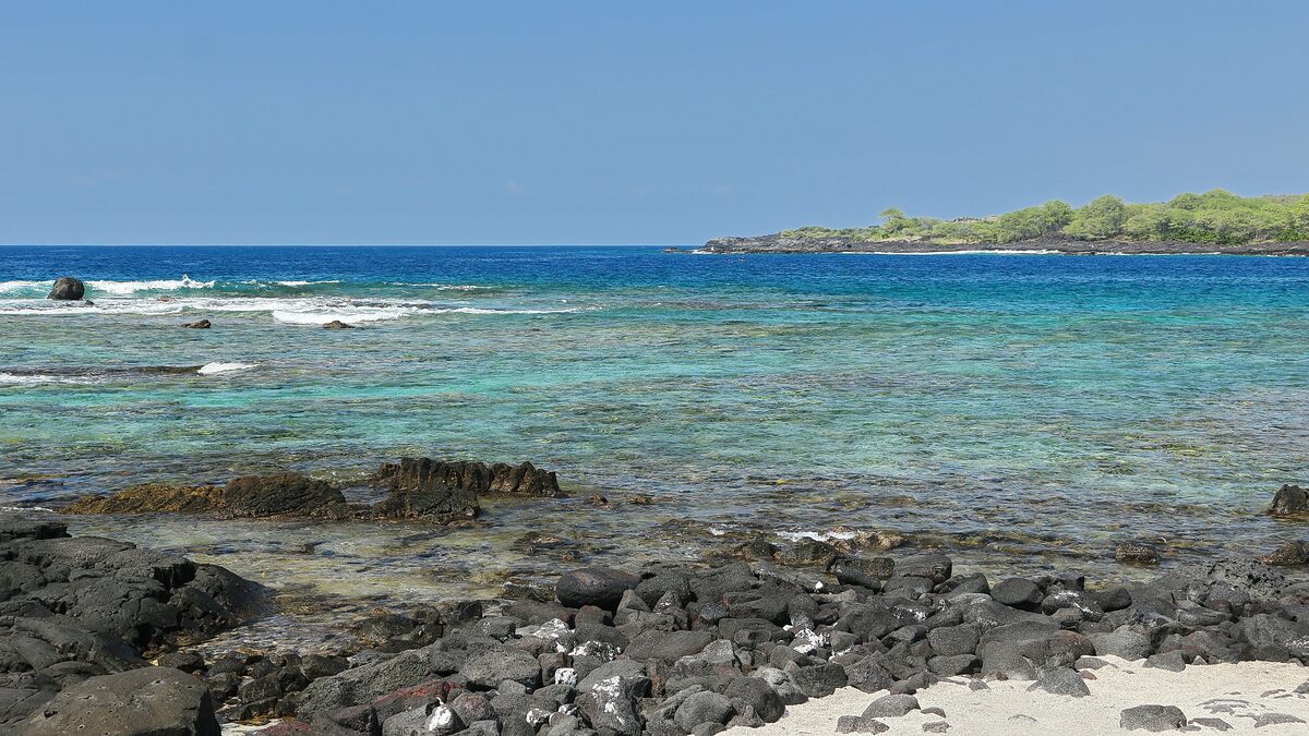 Clear turquoise water over a lava shelf at Hōnaunau Bay