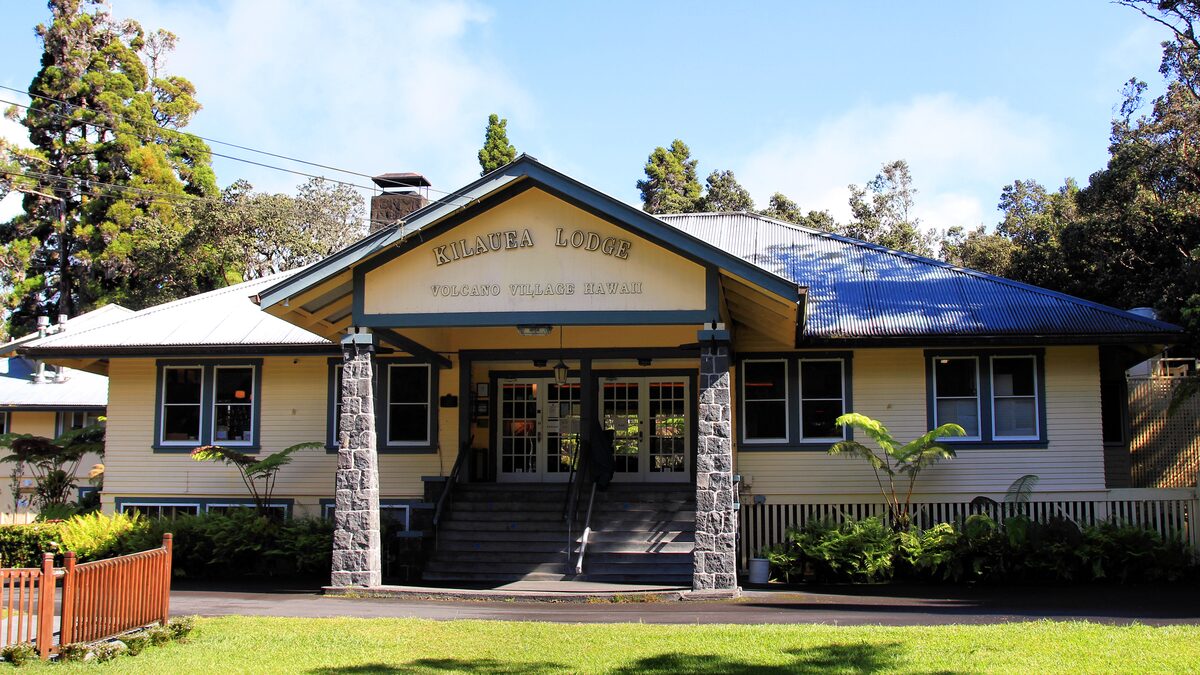 Yellow lodge building with a blue roof in Volcano Village
