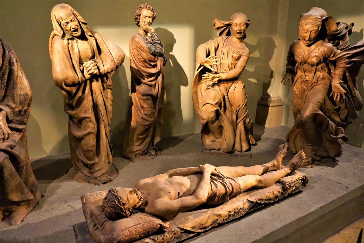 Sculpted figures of the Lamentation over the dead Christ, mourners grouped around his body