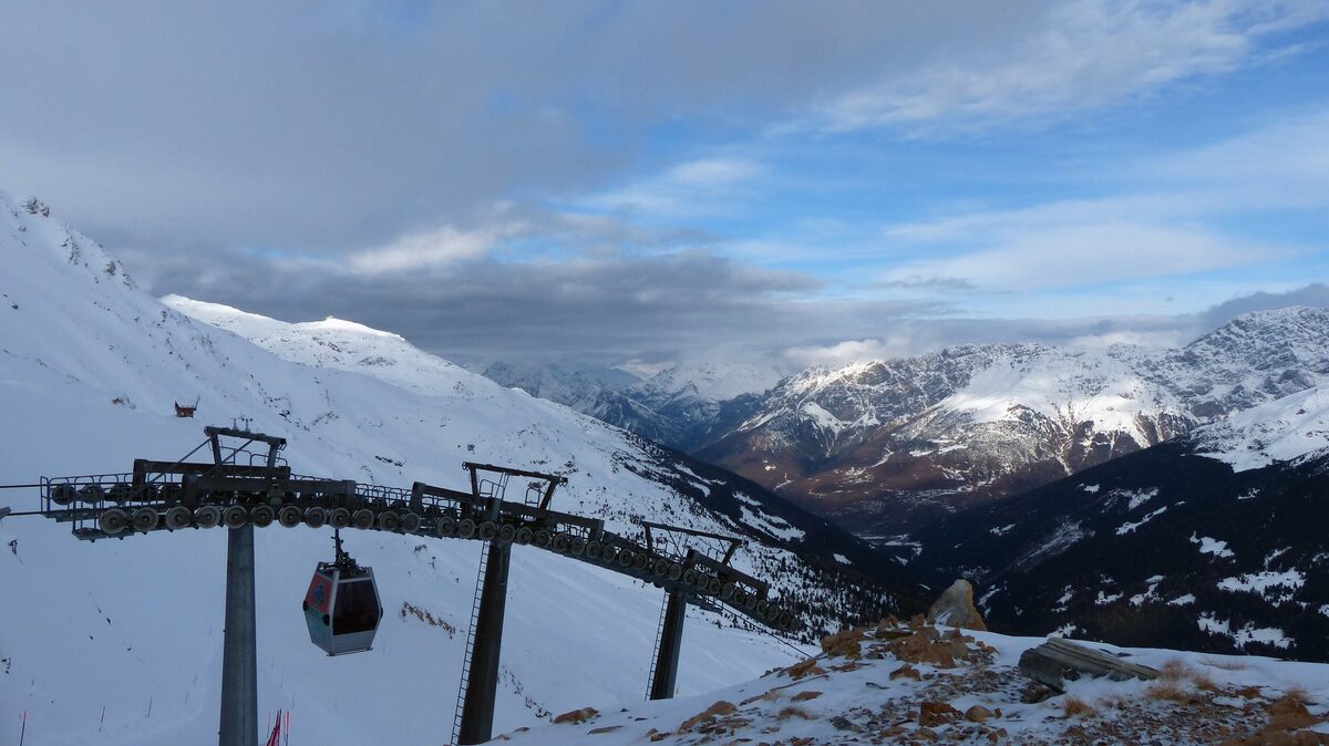 A gondola cabin over the snow near the Cresta Sobretta station, on the route up to the Vallalpe slopes