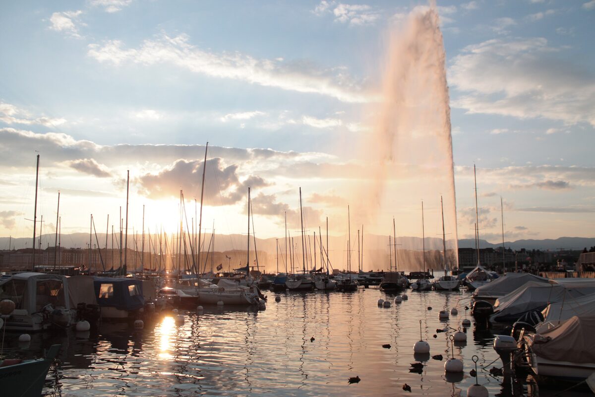 The Jet d'eau at sunset over the boats in the Geneva harbour
