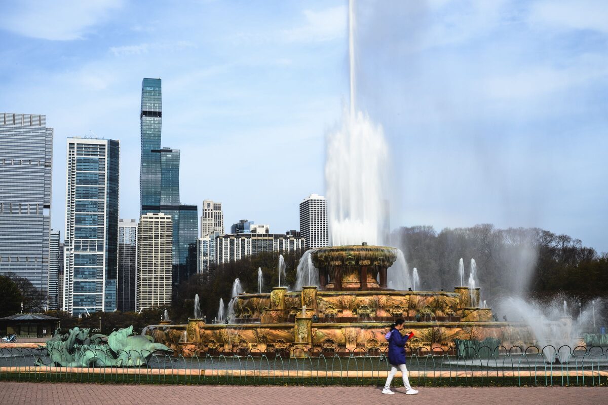 Buckingham Fountain with its jets running and the Chicago skyline behind