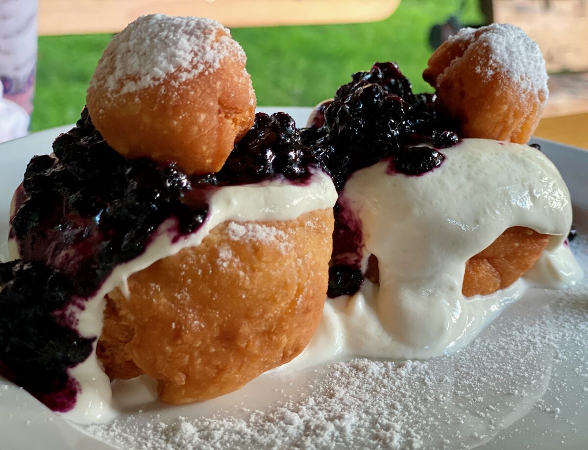 Papanași doughnuts with sour cream and blueberry jam