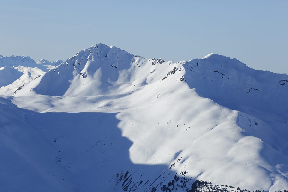Snow-covered Chüpfenflue and Strela ridges in winter, seen from the Jakobshorn above Davos
