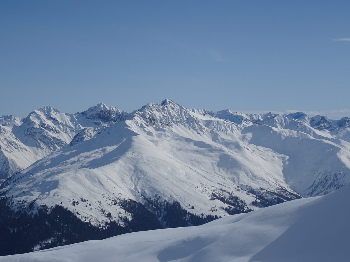 The snowy Rinerhorn and Leidbachhorn ridges in an empty winter landscape, seen from the Wannengrat