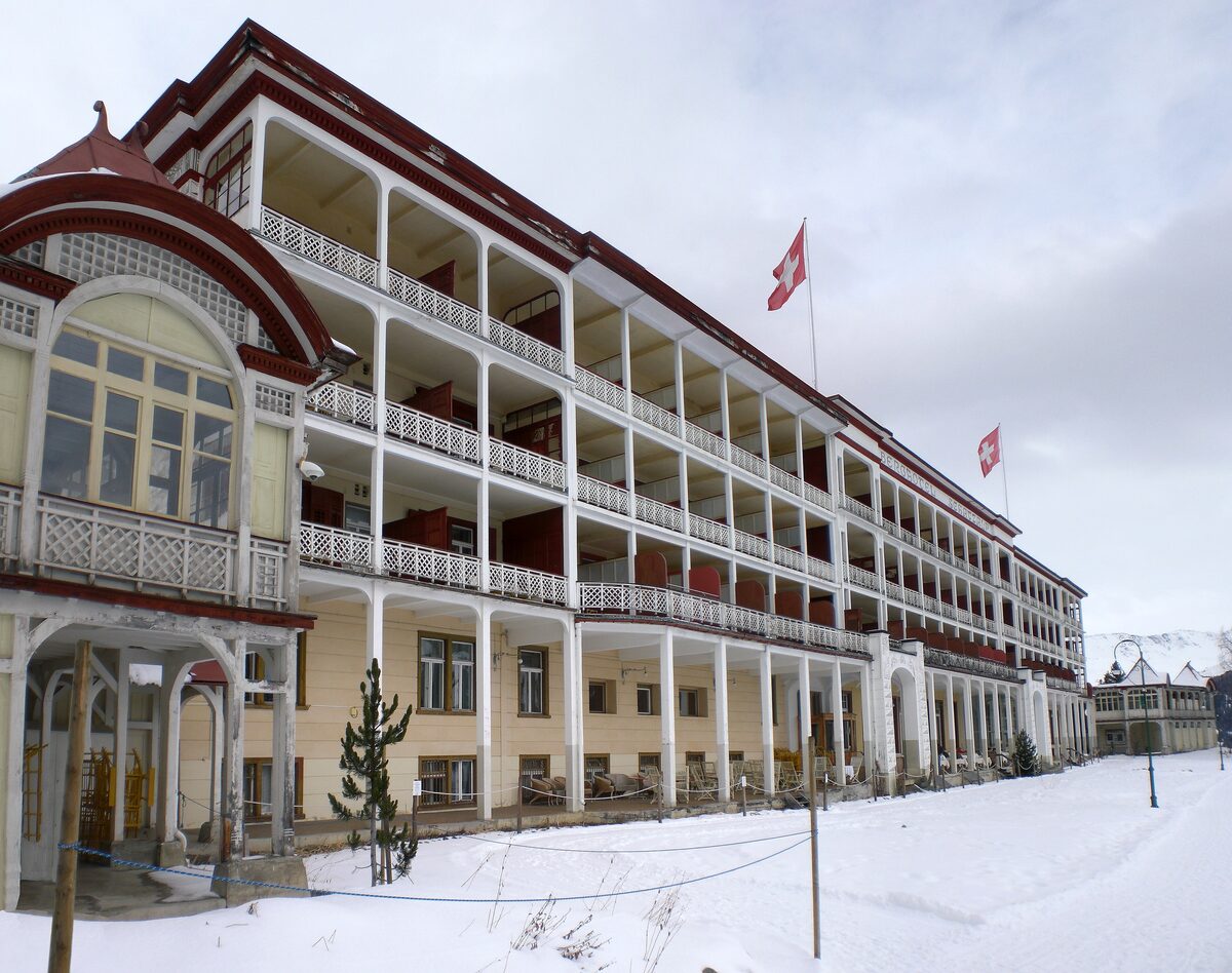 The yellow Berghotel Schatzalp with its long balcony galleries, standing in deep snow