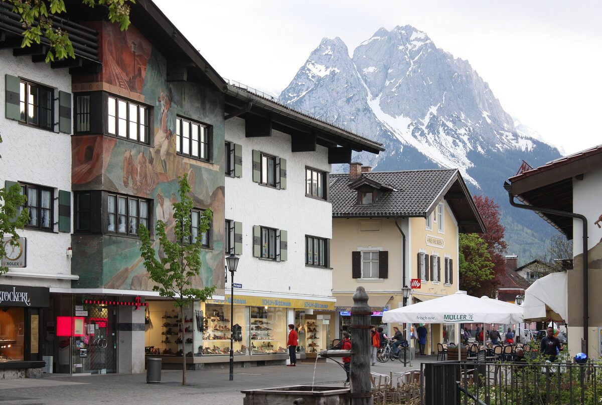 Marienplatz in Garmisch with painted house fronts and the Waxenstein mountain behind
