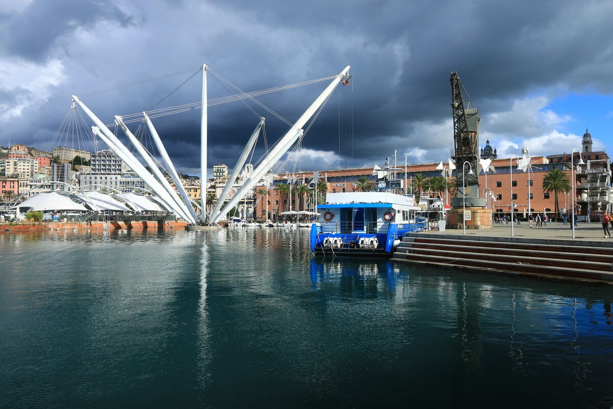 The Bigo, a spider-like arm structure, on the water of the Porto Antico