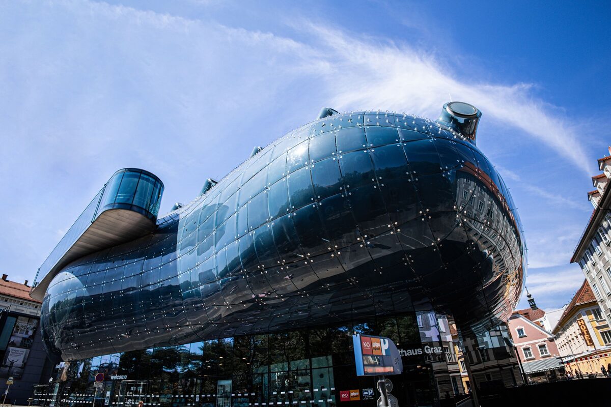 The dark blue curved skin of the Kunsthaus Graz with its glass gallery and nozzle-like skylights