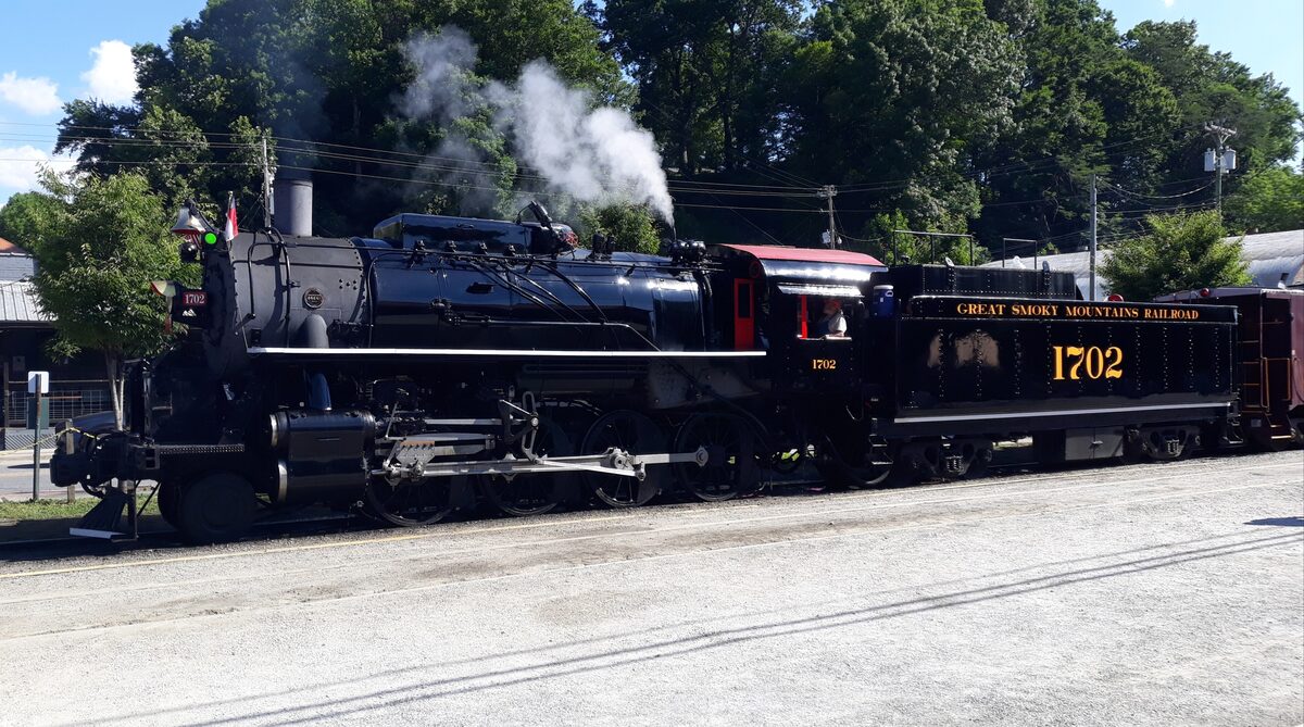 Steam locomotive 1702 and its train waiting in Bryson City