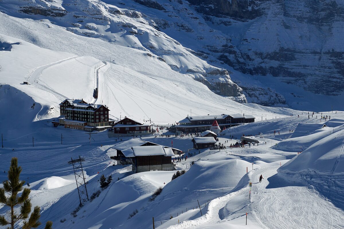 Hotels and ski slopes of Kleine Scheidegg under snow