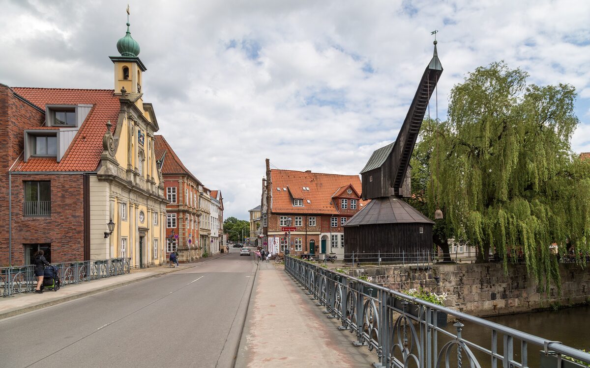 The old crane by the Ilmenau and gabled houses along the Lünestraße in Lüneburg, seen from the Stintbrücke