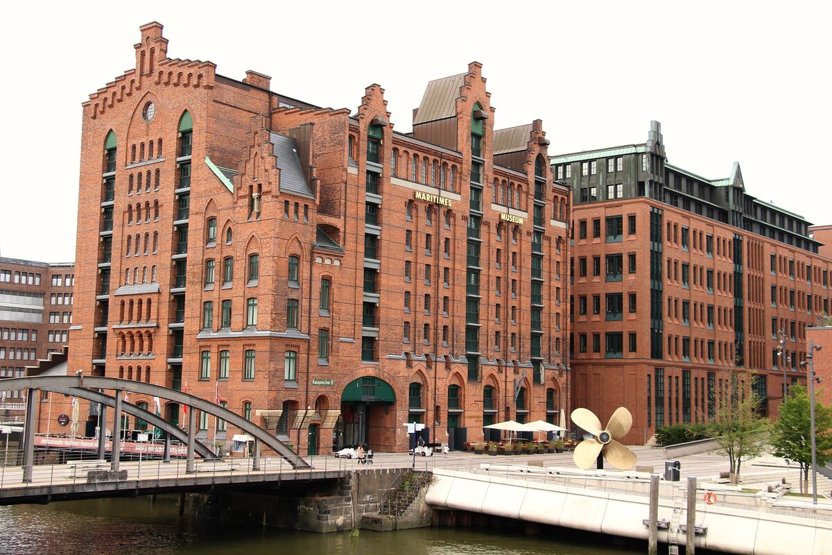 The red-brick Kaispeicher B warehouse that houses the International Maritime Museum, with a ship's propeller by the quay