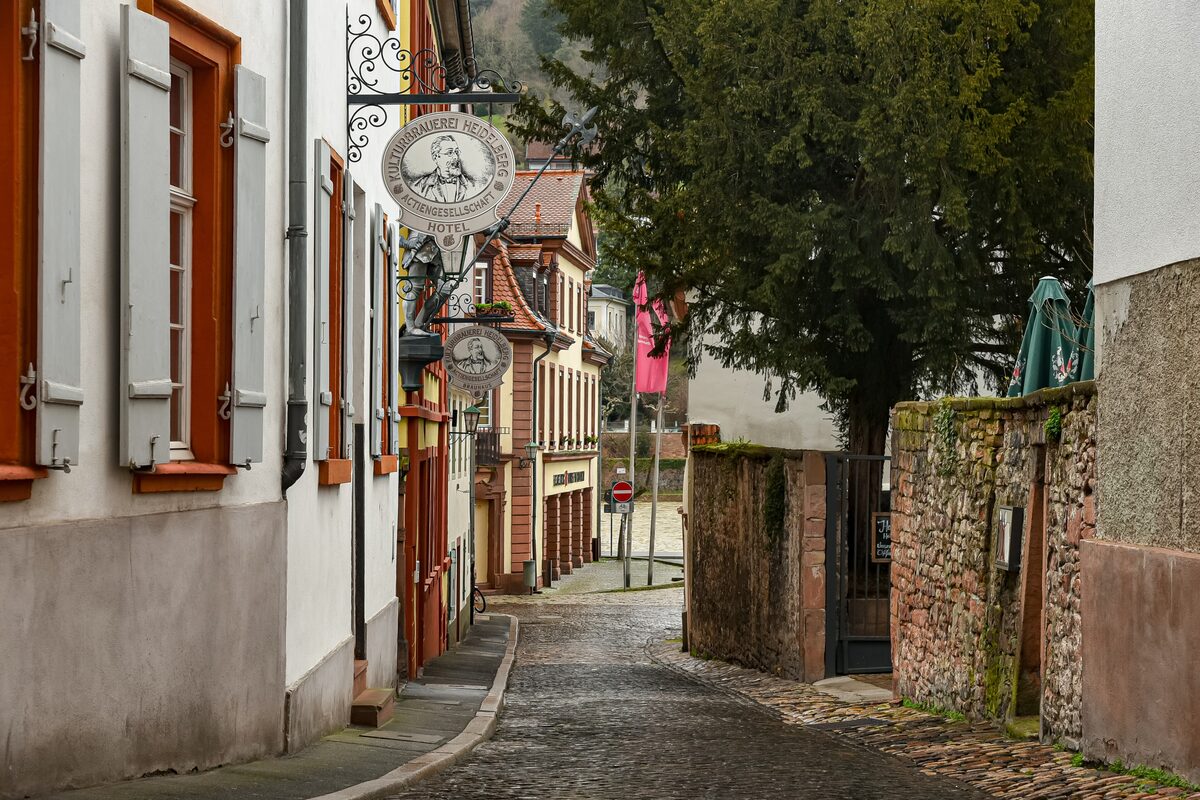 The Leyergasse in the old town, a cobbled lane with the round hanging sign of the Kulturbrauerei on the house front