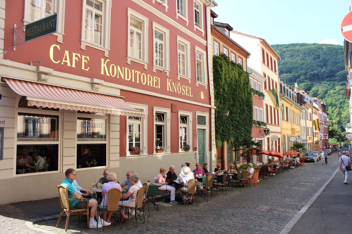Café Konditorei Knösel on Haspelgasse, a red-painted house with outdoor tables, where the Student Kiss was first made