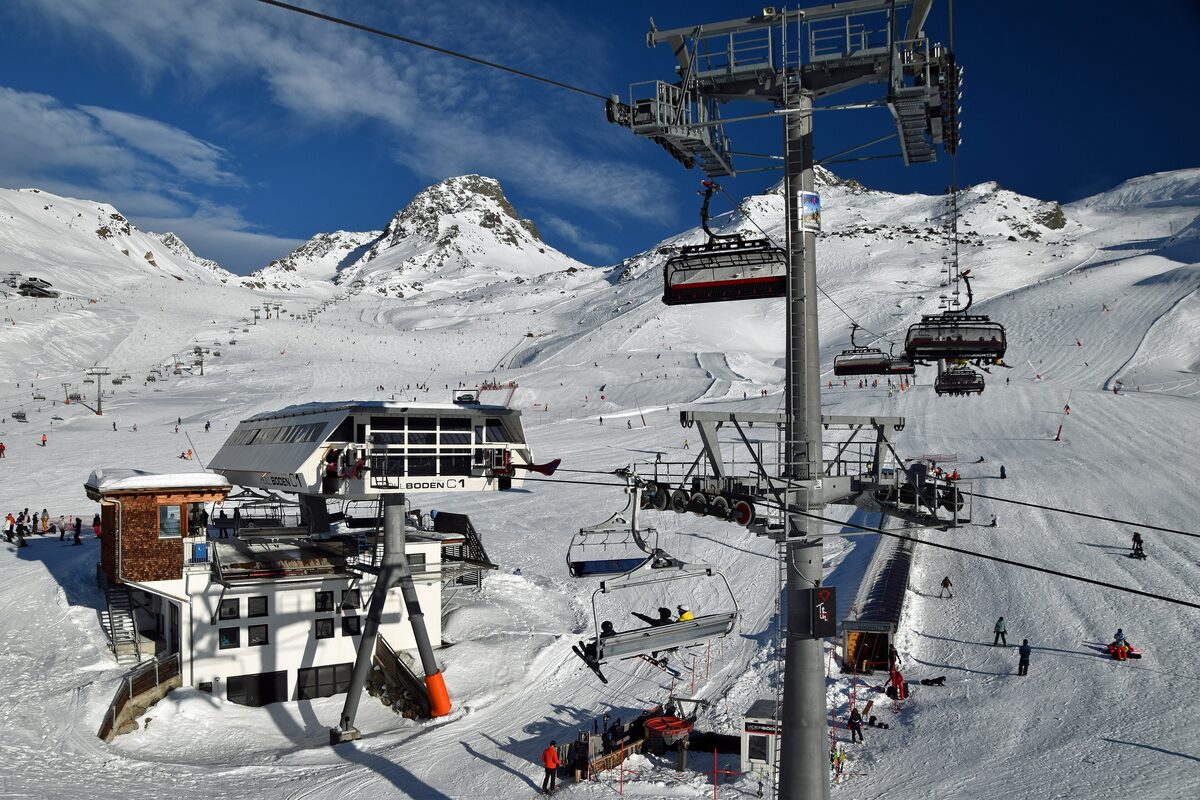 The Flimjoch chairlift crossing the Höllboden lift above the Höllboden hut in the snow