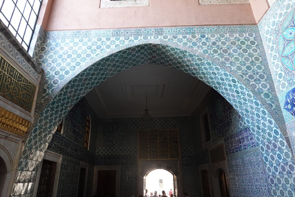A pointed arch covered in blue and turquoise İznik tiles in the Harem of Topkapı Palace