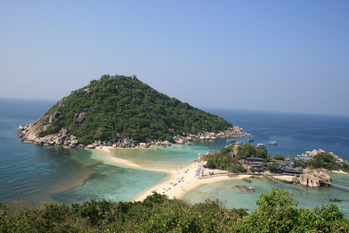 Ko Nang Yuan, a small granite island linked to its neighbour by a sandbar