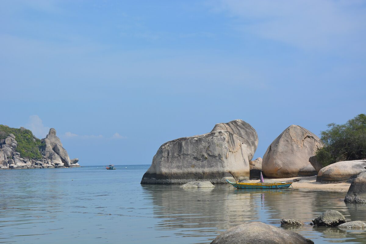 Boulders and clear water at Chalok Ban Kao on Koh Tao