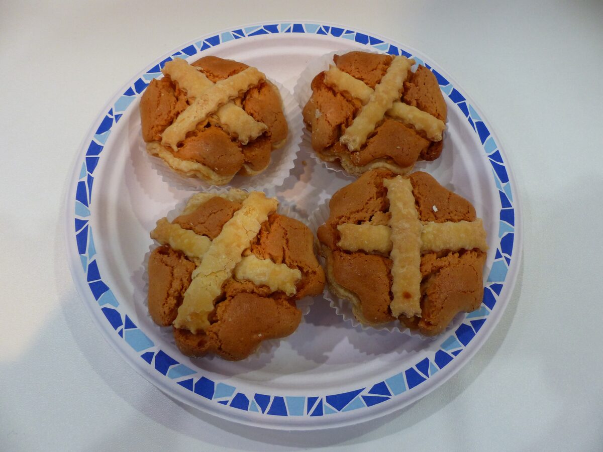 Four Leipziger Lerchen on a plate, small round tartlets with a crossed lattice of dough on top