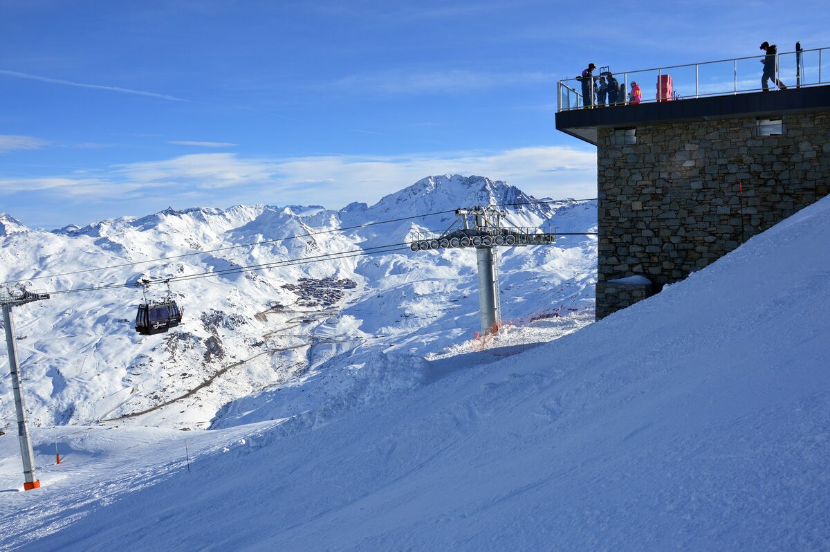 Snow-covered slopes and a viewpoint terrace at the top of the Pointe de la Masse, with Val Thorens below