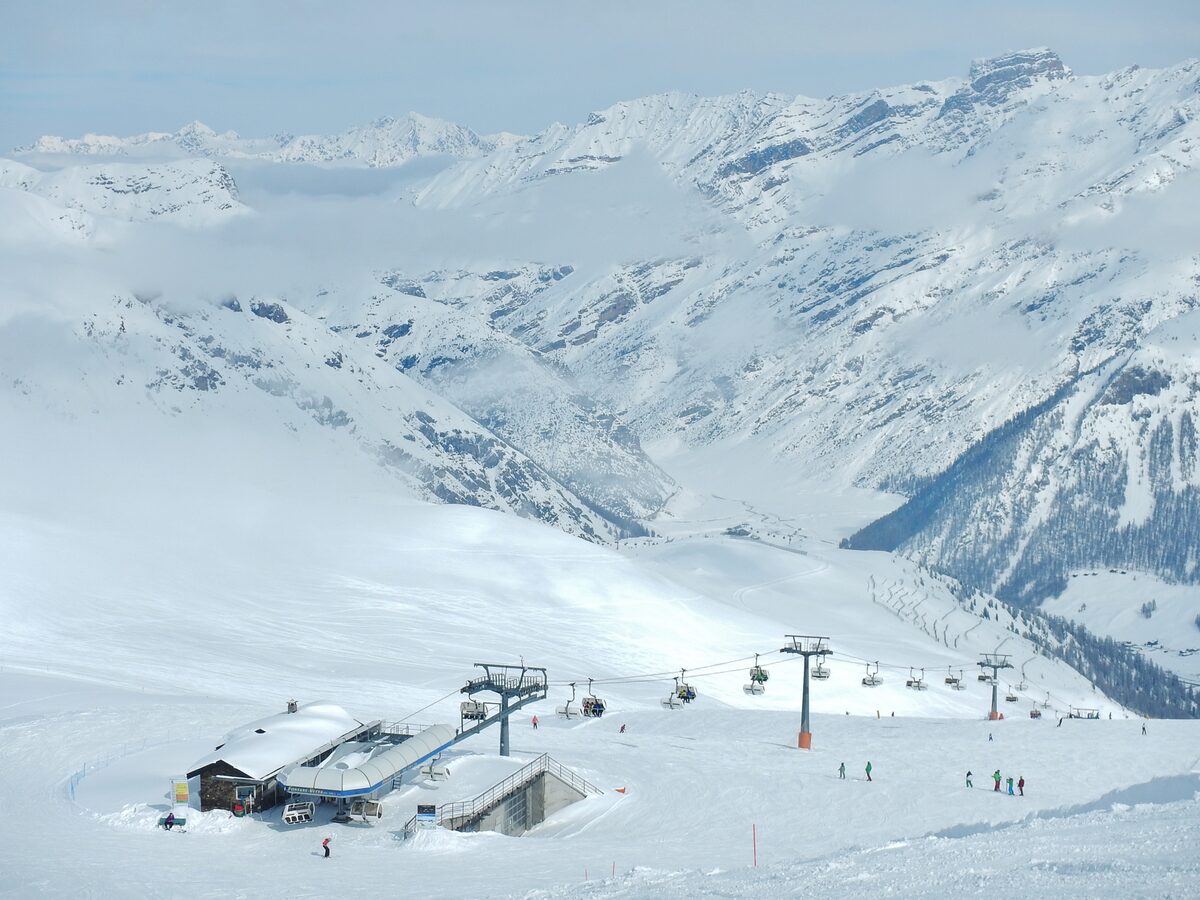 The snowy station of the Costaccia lift, with peaks rising above the valley