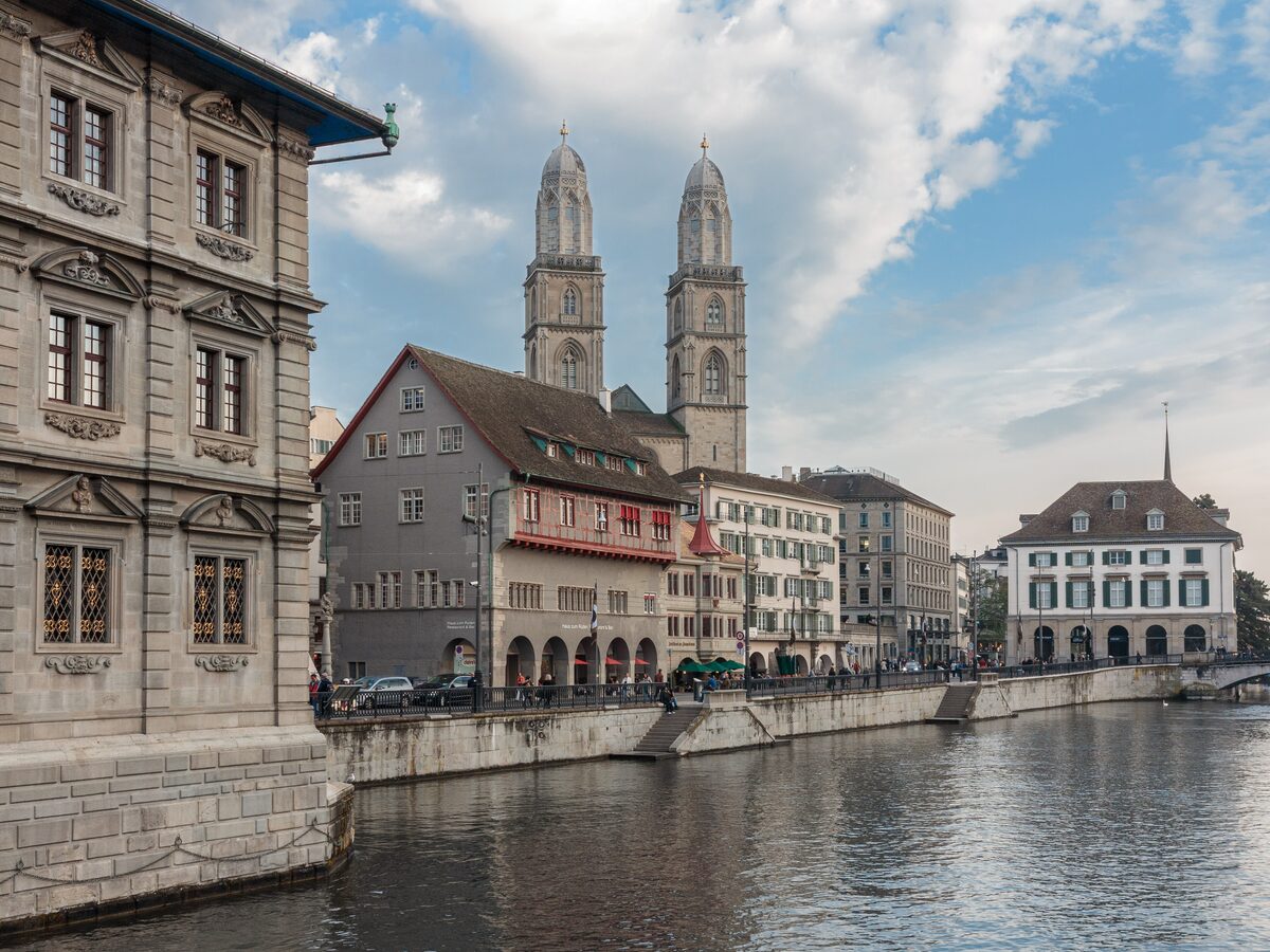 The twin towers of the Grossmünster above the Limmatquai, with the Limmat in front and the old guild houses along the quay