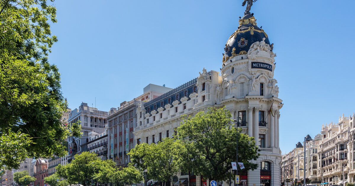 The Metrópolis building with its golden dome under a clear blue sky
