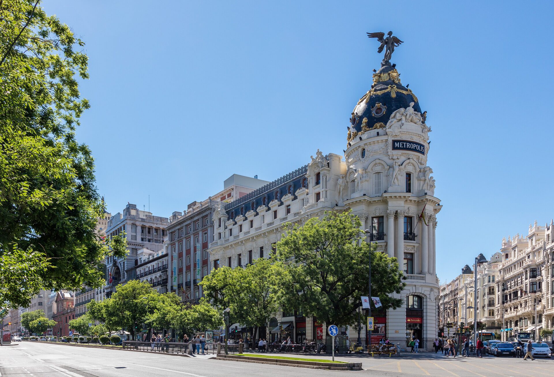 The Metrópolis building with its golden dome under a clear blue sky