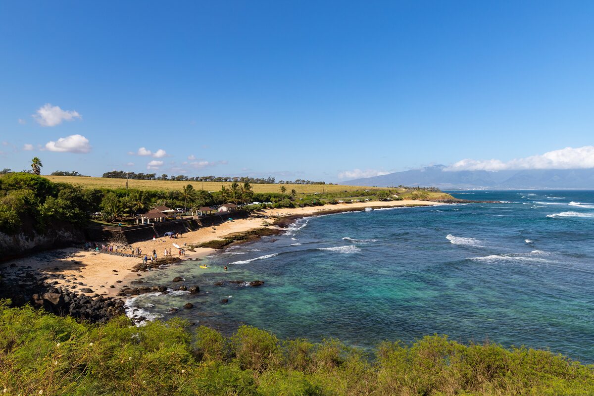Hoʻokipa Beach Park curving along turquoise water under a clear blue sky