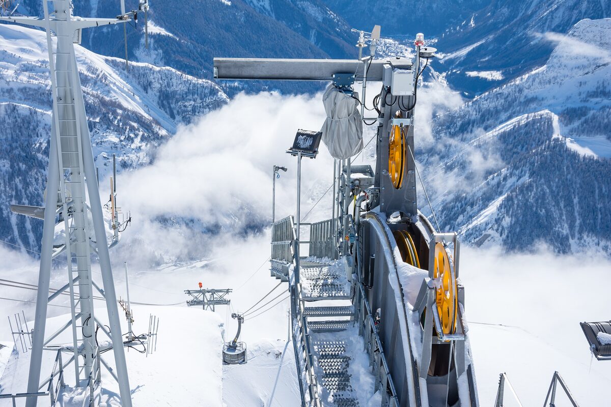 The Skyway lift station at Punta Helbronner, with snow and cloud below