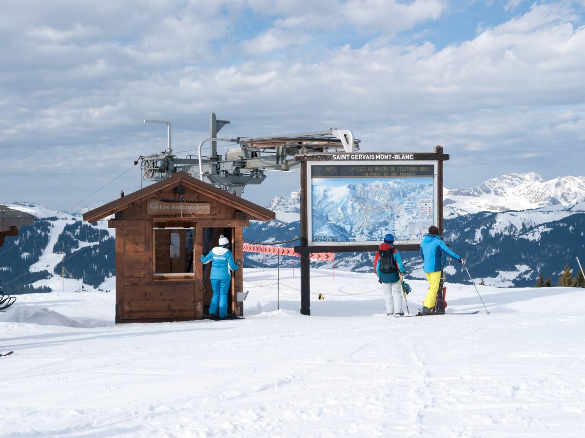 Skiers at the Saint-Gervais Mont-Blanc lift station, with snowy mountains behind