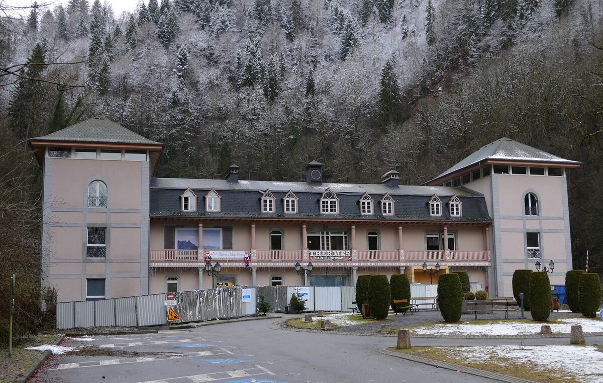 The Thermes de Saint-Gervais building with frost on the trees around it