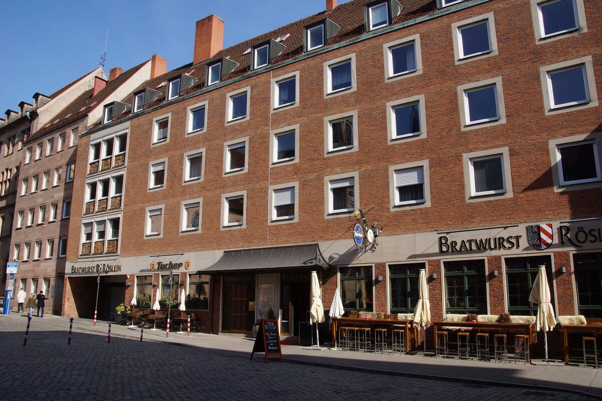 The Bratwurst Röslein restaurant on the Rathausplatz, with its outdoor tables under the sign